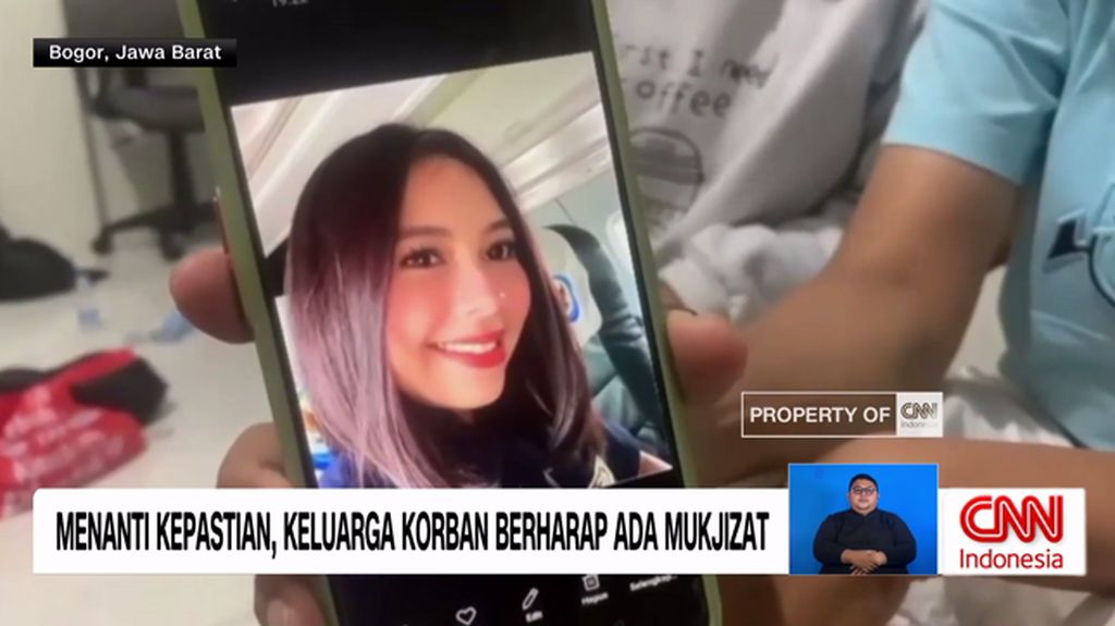 VIDEO: Keluarga Korban Pesawat ATR 42-500 Berharap Mukjizat