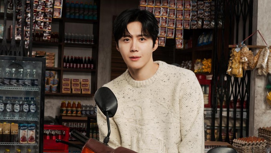 Kim Seon Ho dan Go Youn Jung berpose melokal&comma; makan cilok hingga naik bajaj&period;