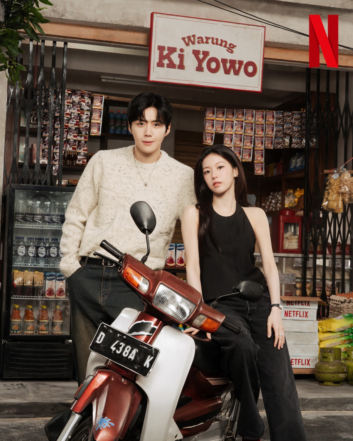 Kim Seon Ho dan Go Youn Jung berpose melokal&comma; makan cilok hingga naik bajaj&period;