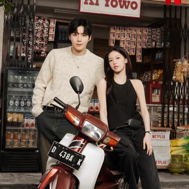 Gaya Kim Seon Ho dan Go Youn Jung di Indonesia, Jajan Cilok hingga Naik Bajaj