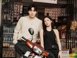 Gaya Kim Seon Ho dan Go Youn Jung di Indonesia, Jajan Cilok hingga Naik Bajaj