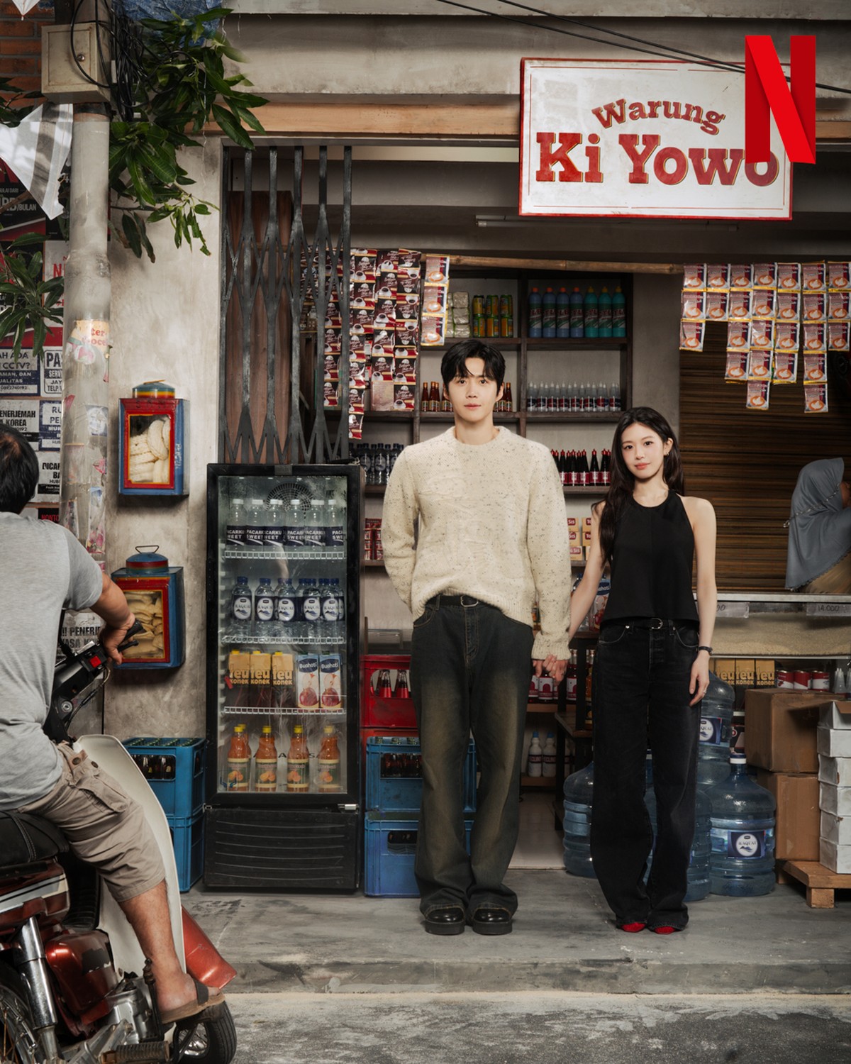 Kim Seon Ho dan Go Youn Jung berpose melokal&comma; makan cilok hingga naik bajaj&period;