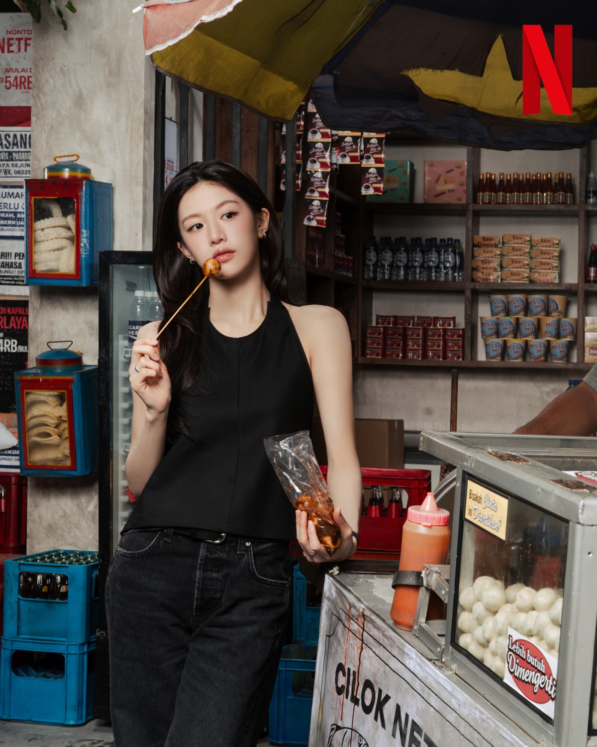 Kim Seon Ho dan Go Youn Jung berpose melokal&comma; makan cilok hingga naik bajaj&period;