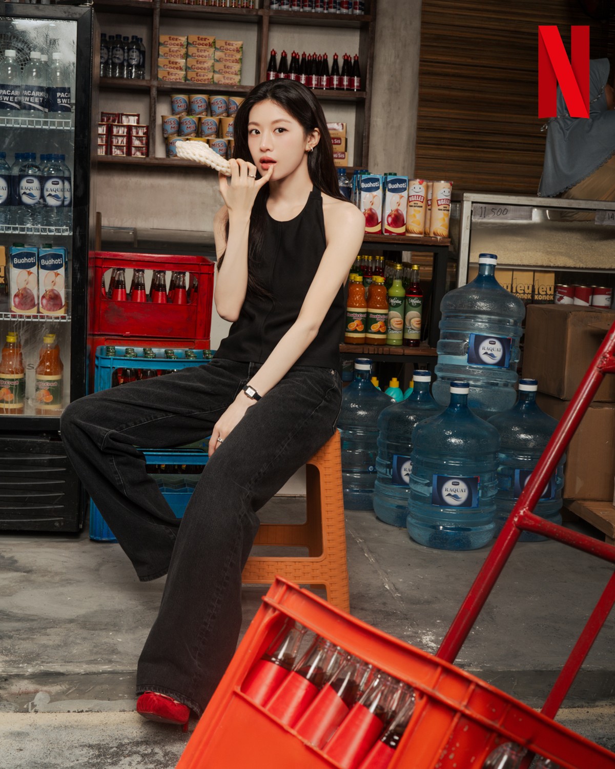 Kim Seon Ho dan Go Youn Jung berpose melokal&comma; makan cilok hingga naik bajaj&period;