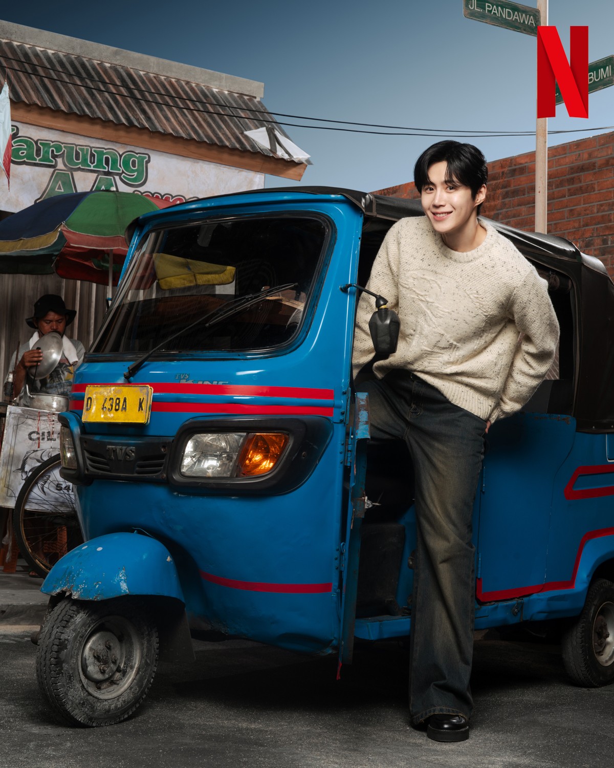 Kim Seon Ho dan Go Youn Jung berpose melokal&comma; makan cilok hingga naik bajaj&period;