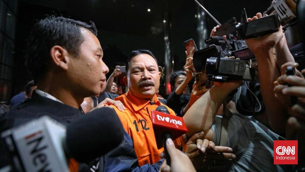 Tangan Diborgol, Wali Kota Madiun Bungkam saat Ditahan KPK