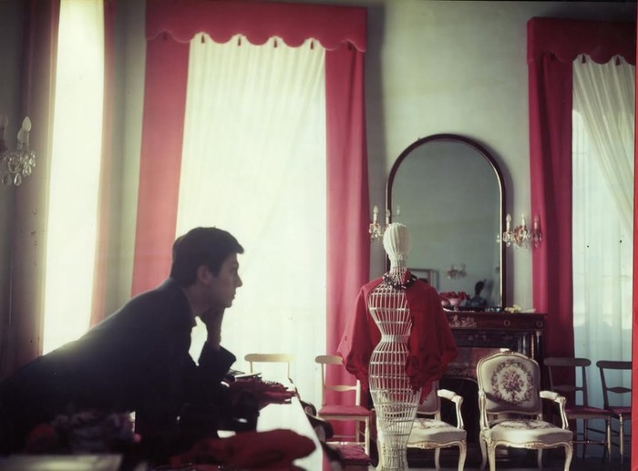 Valentino Garavani merupakan co-founder Maison Valentino yang didirikan tahun 1960. Karyanya melegenda, termasuk gaun Fiesta dengan warna signature 'red Valentino'.