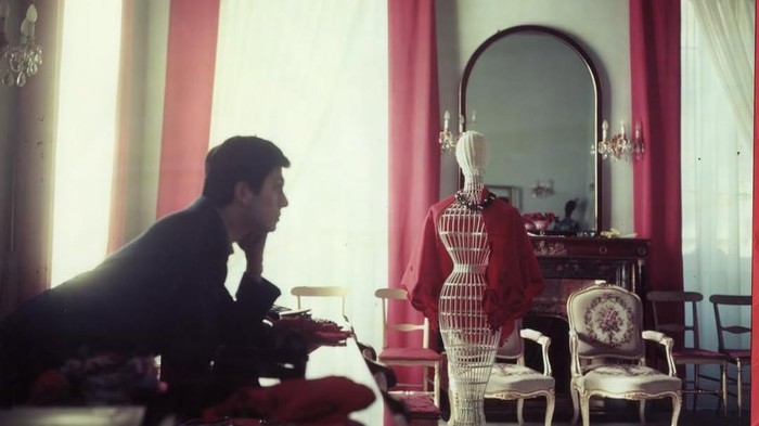 Valentino Garavani merupakan co-founder Maison Valentino yang didirikan tahun 1960. Karyanya melegenda, termasuk gaun Fiesta dengan warna signature 'red Valentino'.