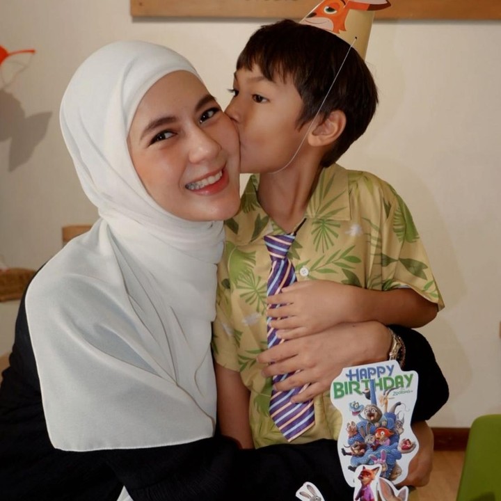 <p>Hari yang spesial kembali hadir untuk keluarga artis sekaligus model Paula Verhoeven. Putra sulungnya, Kiano Tiger Wong, baru saja merayakan ulang tahunnya yang keenam. Perayaan ini berlangsung di sekolah Kiano dan dirayakan langsung bersama teman-temannya, Bunda. (Foto: Instagram @paula_verhoeven)</p>