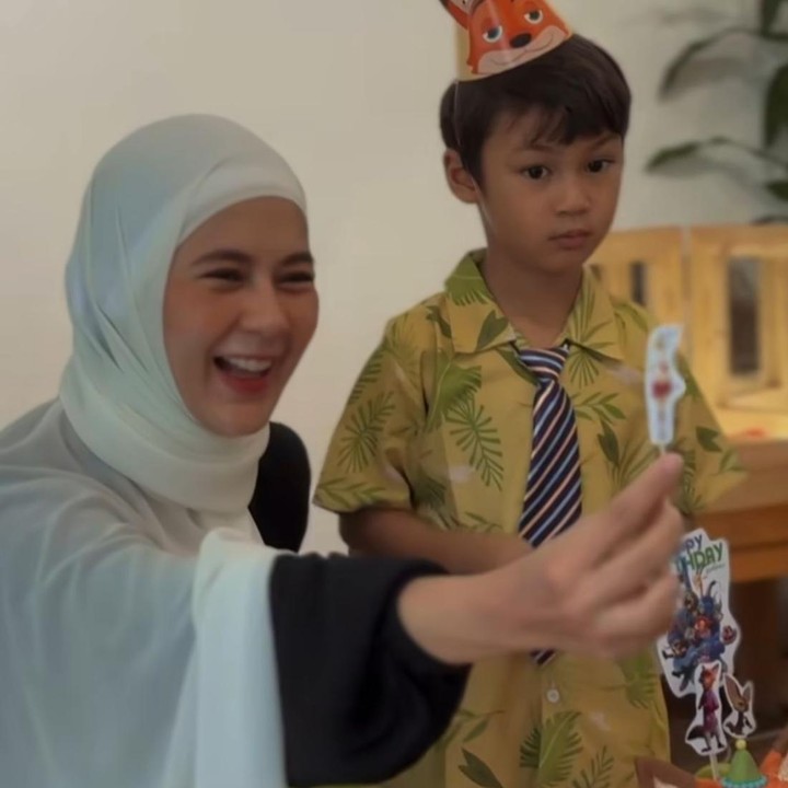 <p>Tak berhenti sampai di situ, Paula juga bercerita bahwa ini menjadi tahun terakhir Kiano bersekolah di TK sebelum melangkah ke jenjang SD. "Mama sayang Kiano, dan mama ingin Kiano selalu merasa senang. Ini adalah tahun terakhir Kiano di Skole sebelum Kiano masuk SD, setidaknya Kiano bisa merasakan kebersamaan seperti yang dirasakan teman-teman lainnya yaa, dan mama bersyukur bisa mewujudkan keinginan Kiano," katanya. (Foto: Instagram @paula_verhoeven)</p>