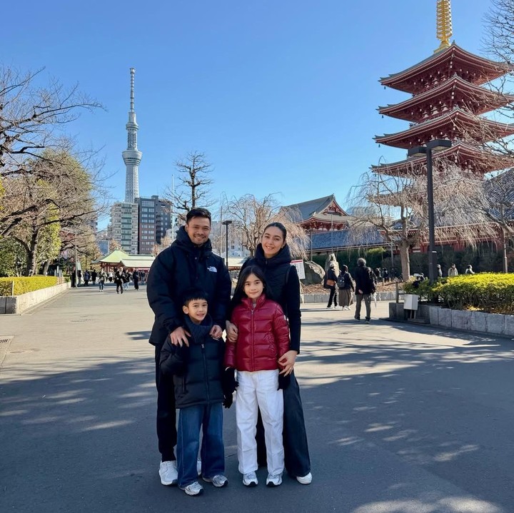<p>Sejumlah artis Indonesia mengawali tahun 2026 dengan mengajak keluarga liburan ke luar negeri. Hal serupa juga dilakukan oleh Nabila Syakieb yang kini tengah berada di Jepang. (Foto: Instagram @nsyakieb85)</p>