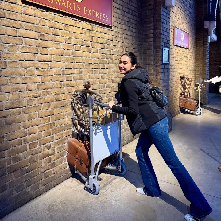 <p>Baru-baru ini, mereka juga mengunjungi tempat wisata The Warner Bros. Studio Tour Tokyo yang dikenal dengan menyuguhkan studio Harry Potter. Dalam unggahan itu, Nabila juga mengabadikan foto dengan <em>recreate </em>adegan ikonik dalam film fantasi tersebut.&nbsp;(Foto: Instagram @nsyakieb85)</p>