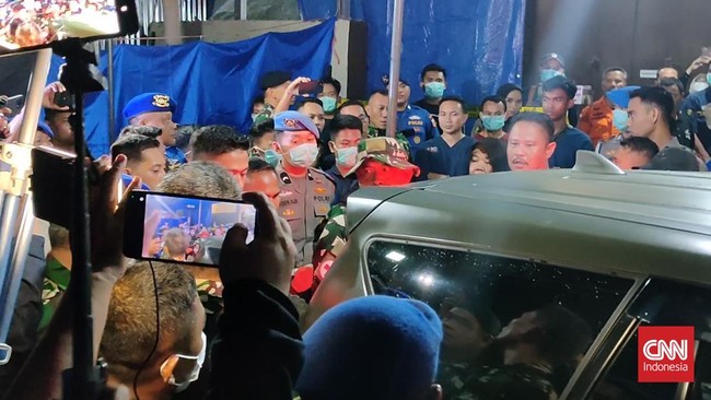 Jenazah korban kecelakaan pesawat ATR 42-500 tiba di RS Bhayangkara Makassar. Proses identifikasi oleh tim DVI Polda Sulsel sedang berlangsung.