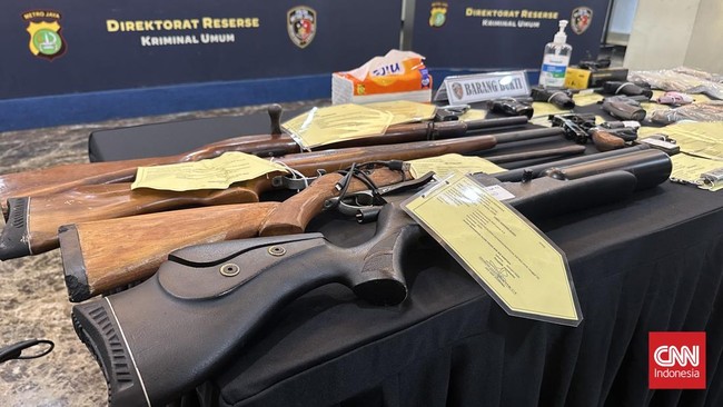 Polda Metro Jaya membongkar pabrik rumahan perakitan senjata api ilegal di Jawa Barat, menangkap lima tersangka dan mengejar dua lainnya.