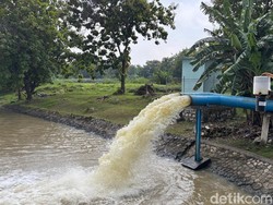 15 Pompa Air Dikerahkan Atasi Banjir Bengawan Jero Lamongan