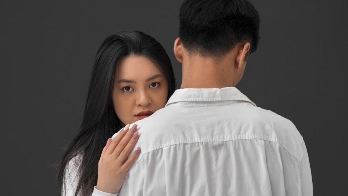 7 Ciri Pasangan Posesif, Sering Kamu Anggap Tanda Sayang
