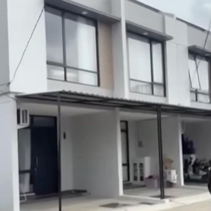 <p>Komedian Nunung tengah menjadi sorotan publik dalam beberapa hari terakhir. Sebelumnya, ia sempat viral karena tinggal di kos-kosan sederhana bersama sang suami, Iyan Sambiran. Namun, pemilik nama asli&nbsp;Tri Retno Prayudati ini kini sudah memiliki hunian baru bergaya minimalis modern dengan dua lantai, Bunda. (Foto: Youtube @TRANS7Official)</p>