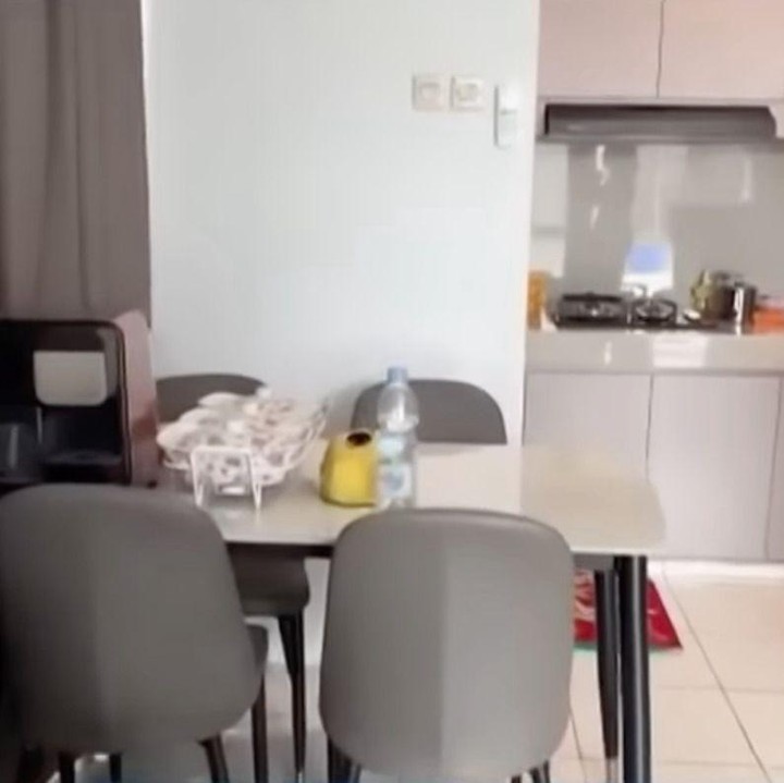 <p>Hunian baru Nunung memang berada di perumahan baru, jadi beberapa rumah di sekitarnya masih dalam pembangunan. Begitu masuk, mata langsung tertuju pada sofa yang nyaman, meja makan minimalis, dan dapur dengan <em>mini&nbsp;kitchen set</em>. Didesain dengan warna putih bersih, <em>kitchen set</em> Nunung tampak begitu elegan. Meski tampilannya minimalis, perlengkapan di dapurnya ternyata sudah lengkap, Bunda. (Foto: Youtube @TRANS7Official)</p>
