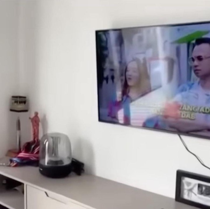 <p>Di depan kasur, mata langsung tertuju pada TV lengkap dengan meja yang cukup luas. Jadi, setiap kali bersantai di kasur, Nunung dan keluarga bisa langsung menonton dengan nyaman. Kamar ini juga dilengkapi jendela besar yang membuat suasana kamarnya terasa lebih luas, Bunda. (Foto: Youtube @TRANS7Official)</p>