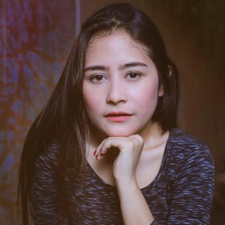 <p>Prilly Latuconsina mengunggah beberapa foto di tahun 2016. Banyak netizen yang salah fokus dengan kecantikannya, Bunda. &ldquo;Dari umur kamu 15 tahun sampai sekarang tidak pernah berubah dengan wajah. Makin ke sini makin <em>baby face,</em>&rdquo; tulis akun <em>@8tasiaso****.</em> &ldquo;MasyaAllah era ini cantik banget, era sekarang malah makin cantik banget-banget,&rdquo; tulis akun <em>@hollar****.&nbsp;</em>(Foto: Instagram @prillylatuconsina96)</p>