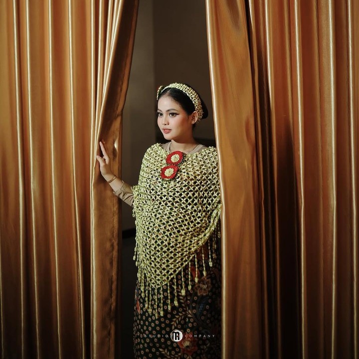 <p>Penyanyi dangdut Putri Isnari sebentar lagi melahirkan anak pertamanya, Bunda. Baru-baru ini, Putri bersama suaminya Abdul Aziz menggelar acara <em>gender reveal</em> kehamilan pertamanya. Acara ini digelar bersamaan dengan proses siraman dan pengajian 7 bulananan. (Foto: Instagram @putriisnari3)</p>