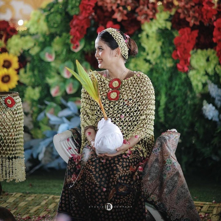 <p>Sebelum acara puncak gender reveal, Putri dan suami menjalani proses siraman yang dilangsungkan untuk memohon keselamatan bagi ibu dan calon bayinya. Acara siraman ini banyak didominasi dekorasi bunga berwarna-warni dan nuansa Jawa begitu kental terasa. "Siraman 7 bulanan. <em>ALLAHUMMA BAARIK</em>," tulis Putri di Instagram. (Foto: Instagram @putriisnari3)</p>