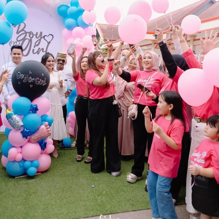 <p>Acara selanjutnya adalah <em>gender reveal</em>, di mana Putri dan suami mengungkap jenis kelamin anak pertamanya ke publik. Di acara ini, semua tamu yang hadir mengenakan pakaian merah muda dan biru muda yang melambangkan anak perempuan dan anak laki-laki. Putri Isnari dan suami sendiri tampak memakai baju berwarna putih di acara ini. (Foto: Instagram @putriisnari3)</p>