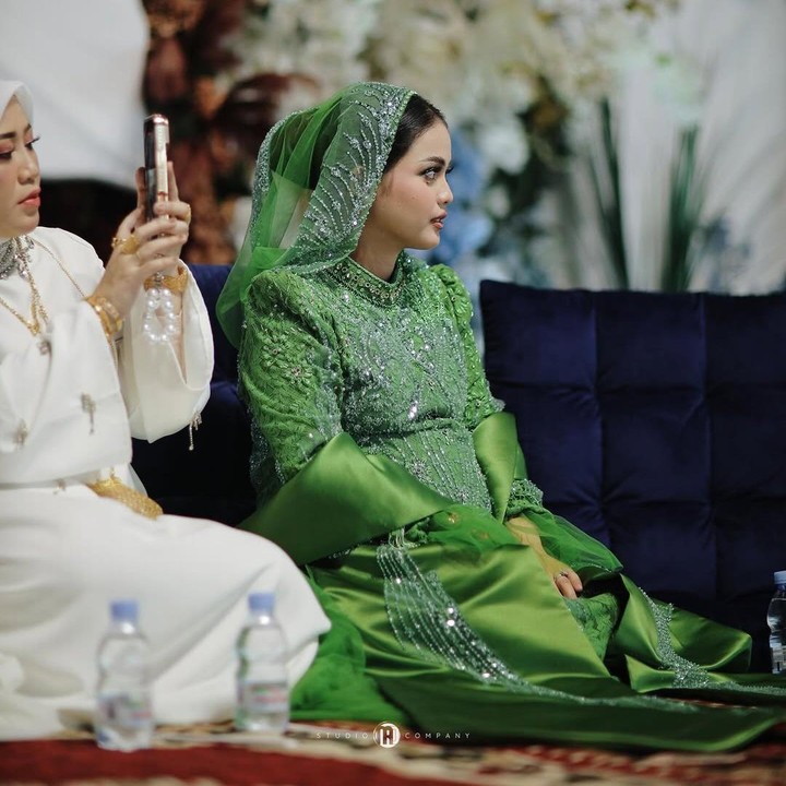 <p>Dalam acara pengajian ini, Putri kembali memamerkan <em>baby bump</em> kehamilannya yang sudah terlihat besar. Putri terlihat begitu bahagia menjalani serangkaian prosesi dalam acara tujuh bulanan ini. "Pengajian 7 bulanan. <em>MASHA ALLAH TABARAKALLAH</em>," ungkap Putri. (Foto: Instagram @putriisnari3)</p>