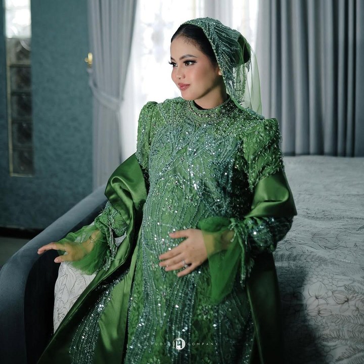 <p>Putri pertama kali mengungkap kehamilan pertamanya pada akhir Oktober 2025. Putri sendiri menikah dengan Abdul Aziz pada 20 April 2024. Setelah mengumumkan kehamilannya, Putri banyak menghabiskan waktu bersama keluarga. (Foto: Instagram @putriisnari3)</p>