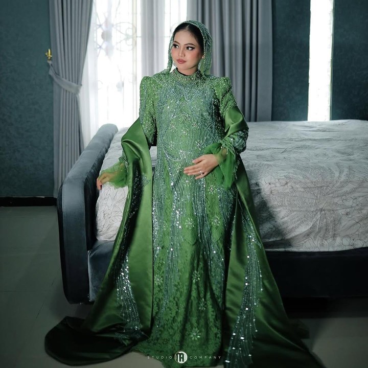 <p>Setelah acara siraman, Putri dan keluarga menggelar pengajian tujuh bulanan. Kali ini, Putri tampil cantik mengenakan baju terusan berwarna serba hijau dengan aksen payet dan selendang berwarna senada. (Foto: Instagram @putriisnari3)</p>