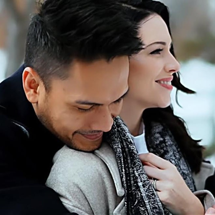 <p>Sementara itu, sang istri juga tak kalah romantis saat mengucapkan <em>wedding anniversary</em> mereka. &ldquo;7?? Terima kasih telah mencintaiku. Di penghujung hari, kau melihatku dengan pakaian penuh pasta gigi anak-anak&hellip;basah kuyup setelah mandi..rambut berantakan karena mengejar/bermain/merawat anak-anak. Namun, kau selalu membuatku merasa dicintai dan istimewa. Terima kasih telah mencintaiku di setiap musim. Aku bersyukur menjadi milikmu,&rdquo; ungkap Chelsey, dikutip dari laman Instagram <em>@cfrank3030.&nbsp;</em>(Foto: Instagram @cfrank3030)</p>