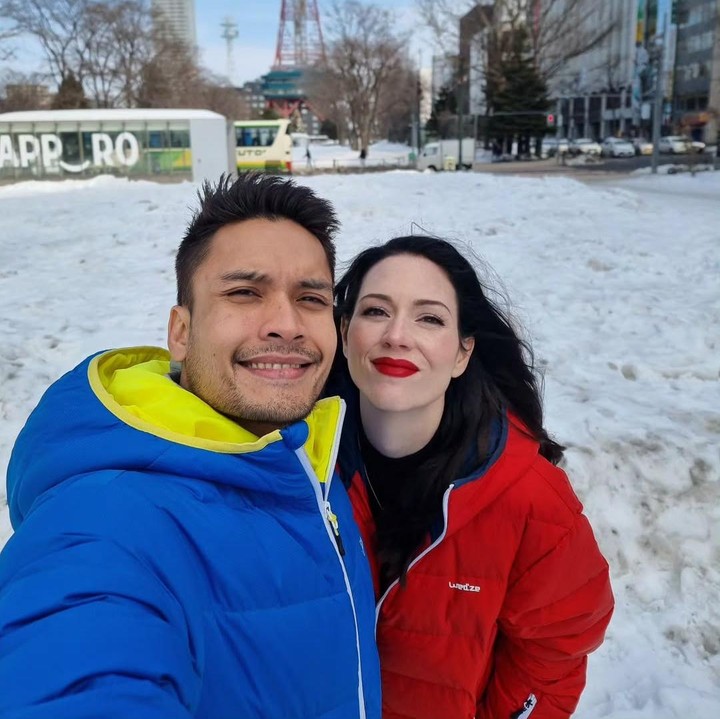 <p>Momen spesial ini juga dibagikan langsung oleh Randy dan istrinya yang berasal dari Kanada. Lewat unggahan di Instagram, Randy menuliskan rasa syukur dan kata-kata menyentuh untuk Chelsey. &ldquo;Aku sangat bersyukur memiliki kamu sebagai istriku. Kamu adalah sahabat terbaikku, tempatku berlindung, dan ibu yang luar biasa bagi anak kita,&rdquo; tulis Randy, dikutip dari laman Instagram <em>@randpunk,</em> Selasa (20/1/2026).&nbsp;&nbsp;(Foto: Instagram @randpunk)</p>