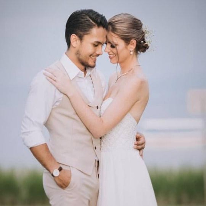 <p>Randy pun mengungkap banyak momen suka dan duka yang telah dilewati bersama sang istri. &ldquo;Dalam suka dan duka, di saat-saat bahagia dan sedih, kamu selalu berada di sisiku dengan cinta dan kekuatan. Tujuh tahun bersamamu telah membentuk hidupku dengan cara yang tak dapat diungkapkan sepenuhnya dengan kata-kata. Terima kasih atas kesabaranmu, pengorbananmu, dan cintamu yang tanpa syarat. Aku bangga menjalani hidup ini bersamamu, hari ini dan selamanya,&rdquo; sambungnya.&nbsp;(Foto: Instagram @cfrank3030)</p>