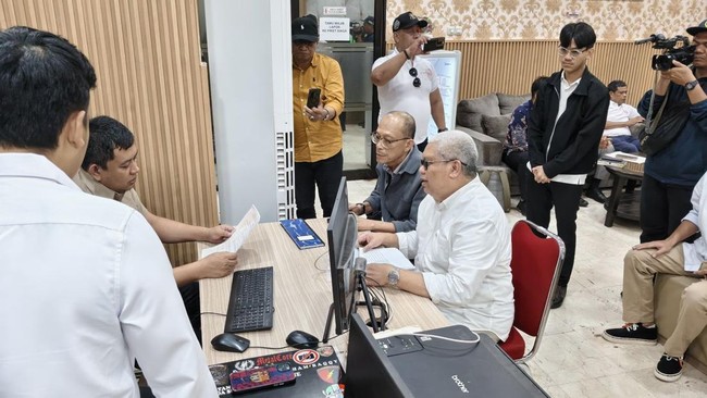 Rektor nonaktif UNM, Karta Jayadi, melaporkan akun Instagram @mekdiunm ke Polda Sulsel atas dugaan pencemaran nama baik dan penyebaran hoaks.