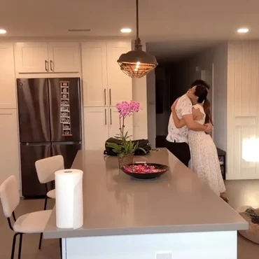 Kamar Tidur Bernuansa Hangat, 7 Potret Rumah Aurelie Moeremans & Tyler Bigenho di Amerika