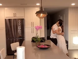 Kamar Tidur Bernuansa Hangat, 7 Potret Rumah Aurelie Moeremans & Tyler Bigenho di Amerika