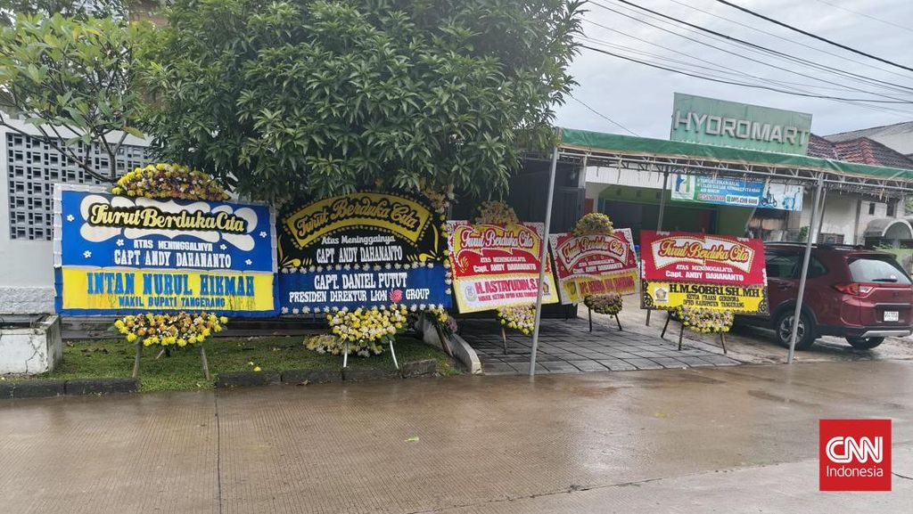 Rumah Pilot Pesawat ATR 42-500 Jatuh Dipenuhi Karangan Bunga