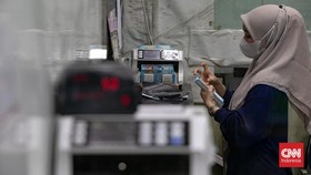 Warga menukarkan uang di Money Changer, Kawasan Kuningan, Jakarta, Selasa (20/1/2026). (CNN Indonesia/Adi Ibrahim)