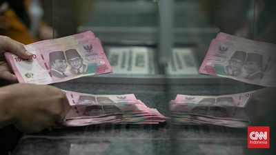 Warga menukarkan uang di Money Changer, Kawasan Kuningan, Jakarta, Selasa (20/1/2026). (CNN Indonesia/Adi Ibrahim)