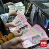 Warga menukarkan uang di Money Changer, Kawasan Kuningan, Jakarta, Selasa (20/1/2026). (CNN Indonesia/Adi Ibrahim)
