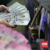 Warga menukarkan uang di Money Changer, Kawasan Kuningan, Jakarta, Selasa (20/1/2026). (CNN Indonesia/Adi Ibrahim)