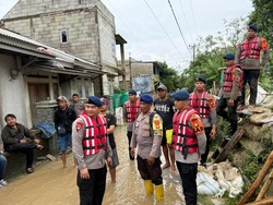 Brimob Polda Metro Gerak Cepat Perbaiki Tanggung Jebol di Bekasi
