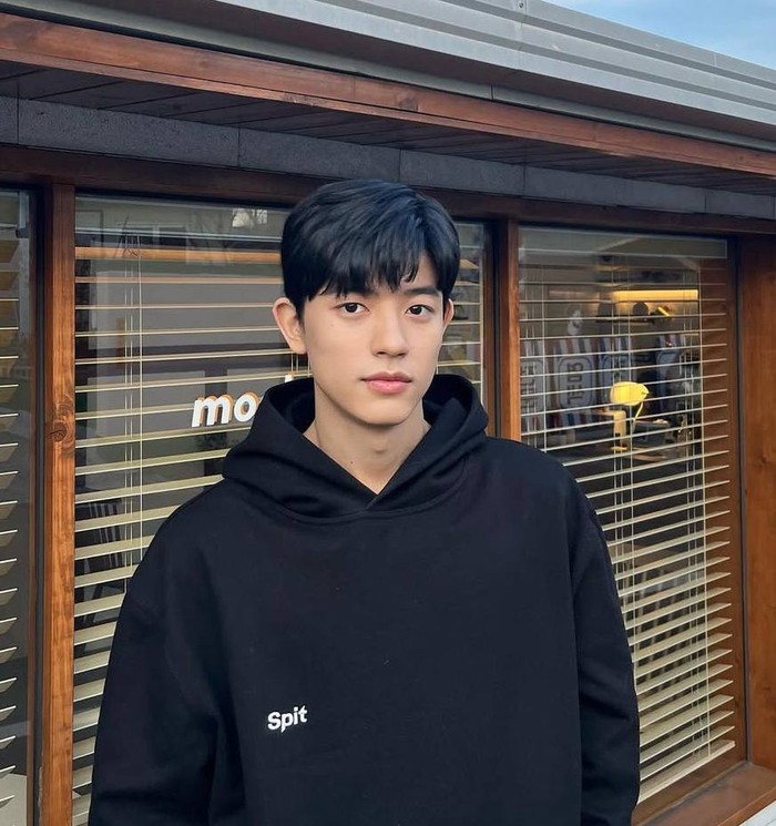 Sering disangka atlet, Lomon memiliki tubuh yang atletis karena sangat rajin olahraga dan menjaga betul-betul bentuk tubuhnya. Ia rutin berenang dan angkat besi agar tubuhnya tetap fit dan terbentuk/ Foto: Instagram.com/lomon991111