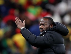Soccer Football - CAF Africa Cup of Nations - Morocco 2025 - Final - Senegal v Morocco - Prince Moulay Abdellah Stadium, Rabat, Morocco - January 18, 2026 Senegal coach Pape Thiaw gestures for his players to leave the pitch after a penalty is awarded