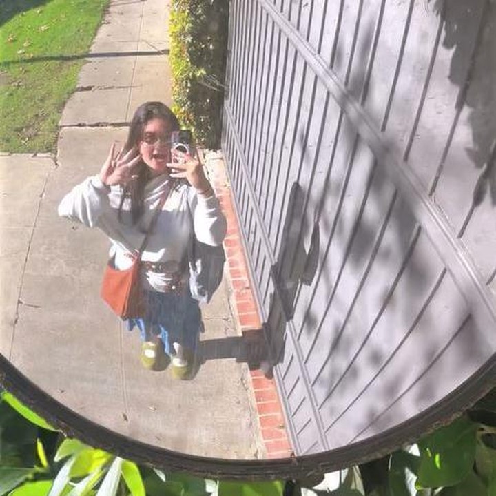 <p>Stephanie memilih untuk jalan kaki ke tempat kerja karena cuaca musim dingin di LA yang sejuk. Meski jarak rumah ke tempat kerjanya jauh, Stephanie tidak merasa lelah, Bunda. "Jadi sekarang aku lagi jalan ke tempat kerja. Kalau lagi musim dingin di LA itu enak banget, best buat jalan-jalan. Jadi walaupun tempat kerja aku sekitar sejam dari apartemen, enggak kerasa karena adem banget," ungkapnya, dikutip dari Instagram. (Foto: Instagram @stephaniepoetri)</p>