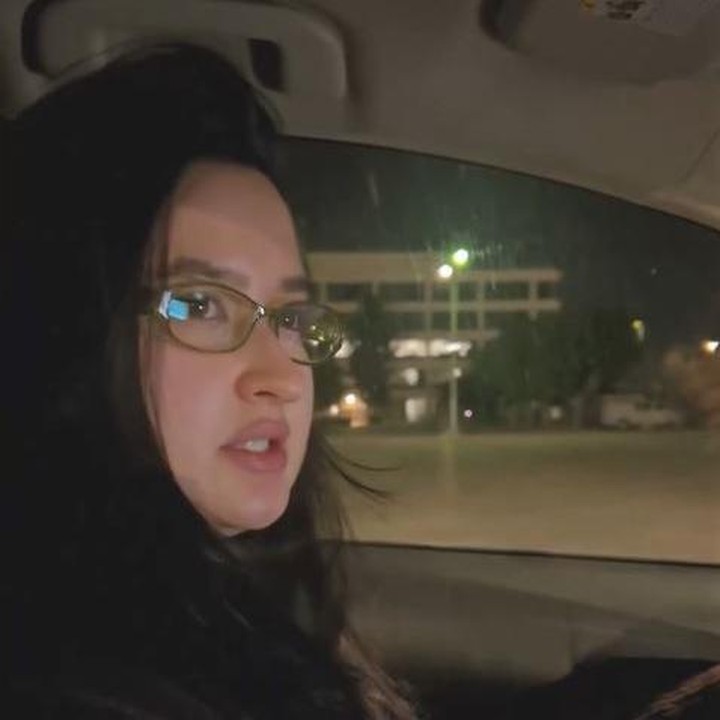 <p>Rutinitas pekerjaan yang panjang ini diakhiri dengan momen kebersamaan Stephanie dan suami. Setelah pulang kerja, Asher tampak menjemput Stephanie dan mengajarinya untuk mengemudikan mobil di jalanan LA. Stephanie mengaku bahwa ia masih belum lancar mengendarai mobil di sana karena berbeda dengan cara mengemudikan di Indonesia. (Foto: Instagram @stephaniepoetri)</p>