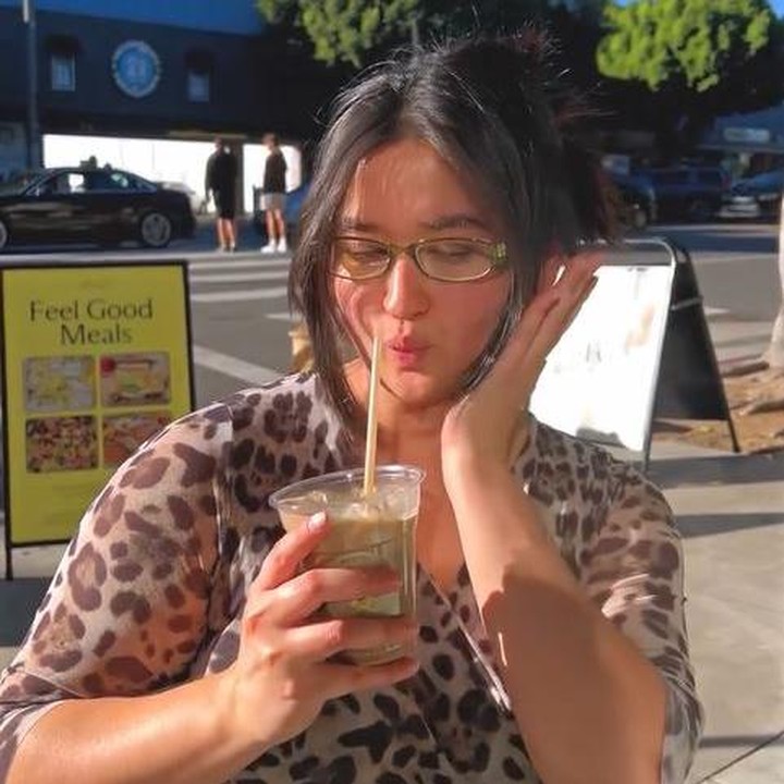 <p>Di tengah kesibukan bekerja, Stephanie juga selalu menyempatkan diri untuk hang out dengan teman-temannya. Dalam video yang diunggahnya, anak bungsu penyanyi Titi DJ ini menunjukkan aktivitasnya saat mengunjungi kafe bersama sahabat. (Foto: Instagram @stephaniepoetri)</p>