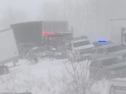 Hujan Salju Lebat Picu Tabrakan Beruntun 100 Kendaraan di AS