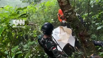 Momen Evakuasi Korban Pertama Pesawat ATR 42-500