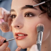 5 Tips Makeup Antiluntur Saat Musim Hujan, Tetap Fresh Meski Cuaca Lembap